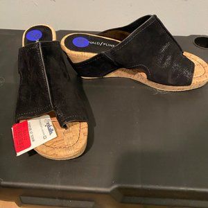 NWT Donald Pliner Black Wedge Sandal Size 6.5